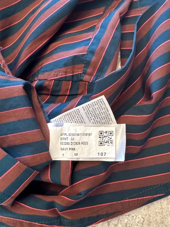 Banana Republic Relaxed-Fit Cotton Poplin in Navy & Burgundy Relaxed-Fit Cotton - Picture 7 of 8